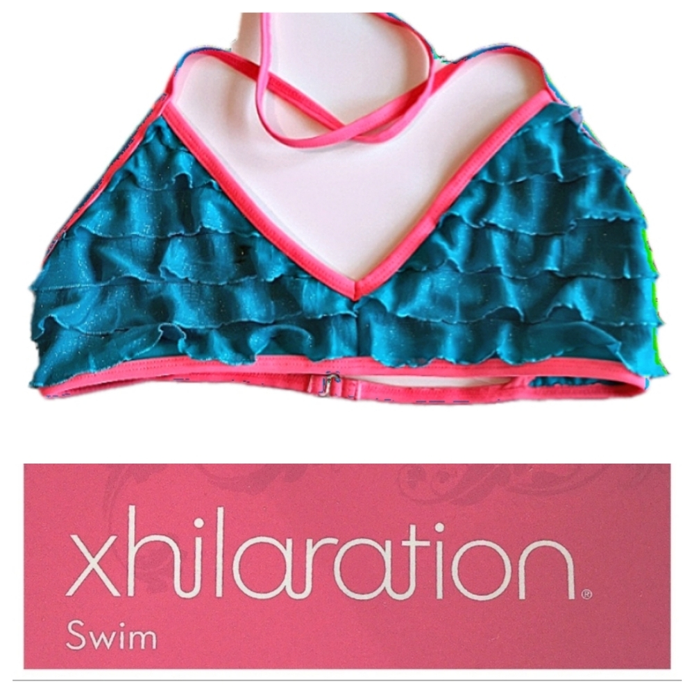 NWOT - Xhilaration Ruffled Bikini Top (M)